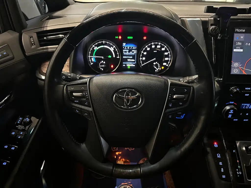 Toyota Alphard — фото 10