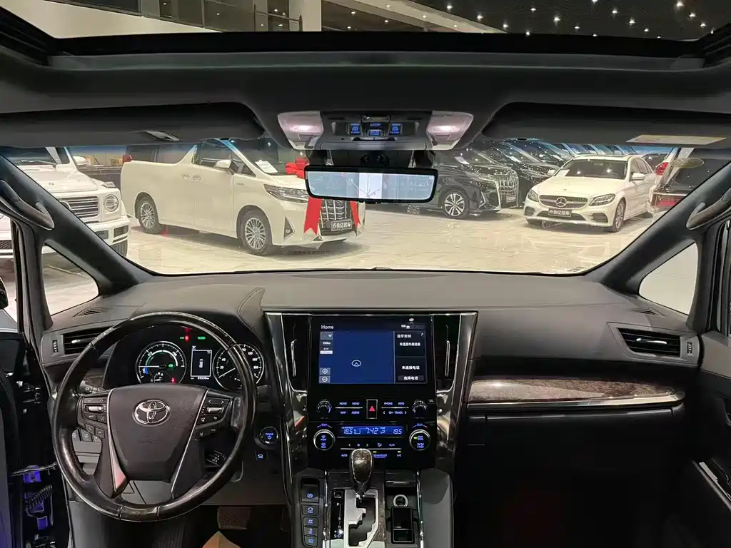 Toyota Alphard — фото 4