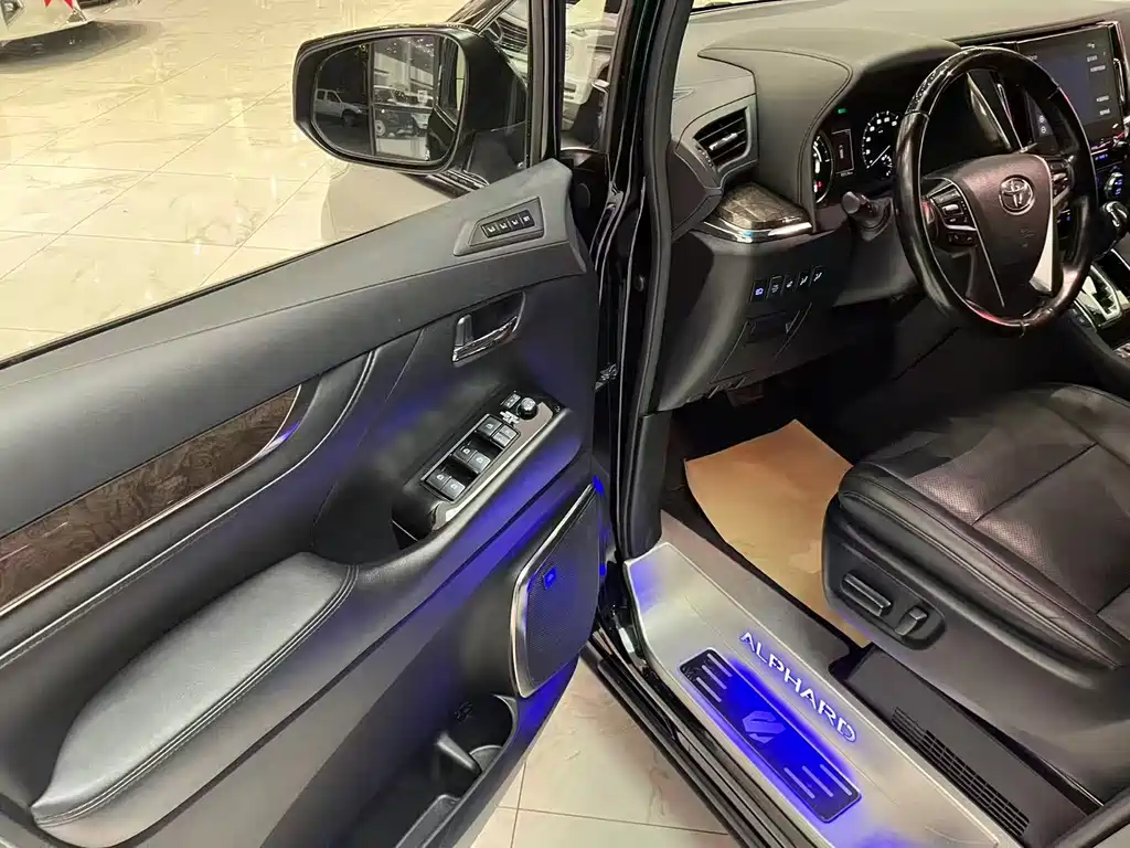 Toyota Alphard — фото 5