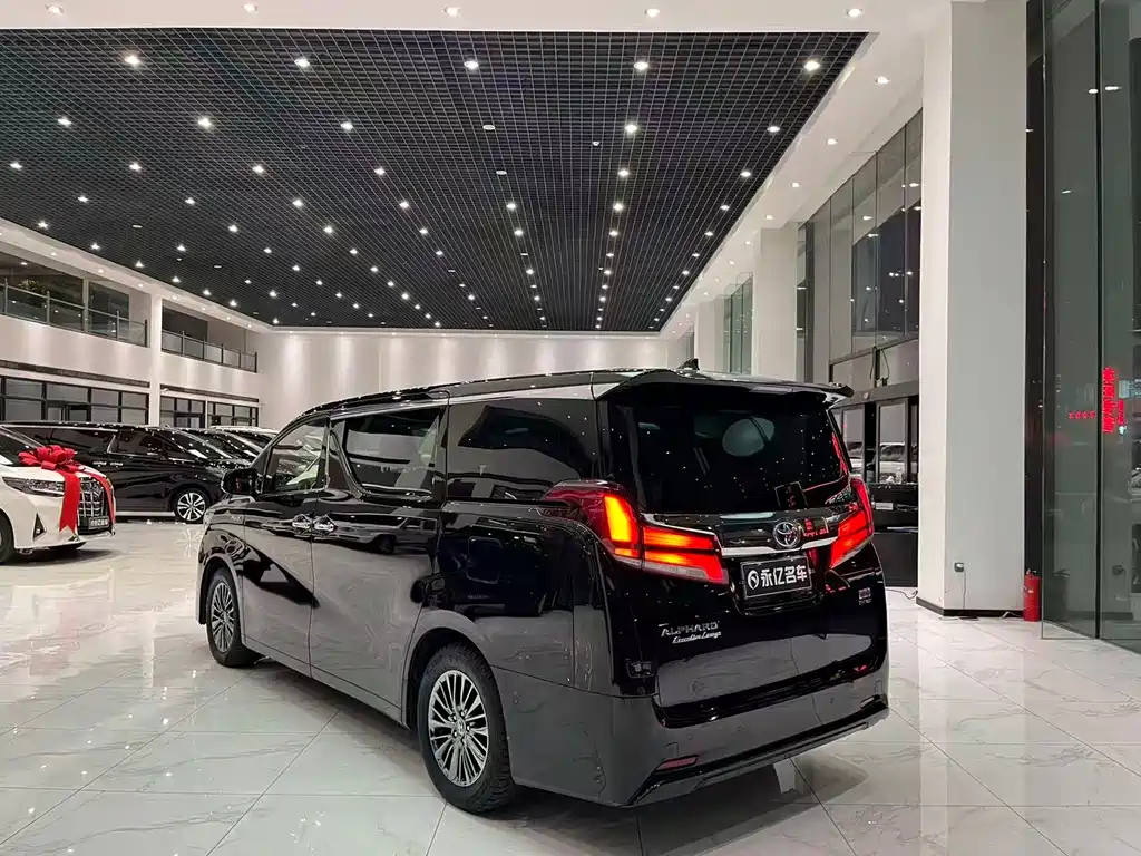 Toyota Alphard — фото 9