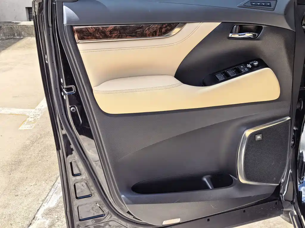 Toyota Alphard — фото 4