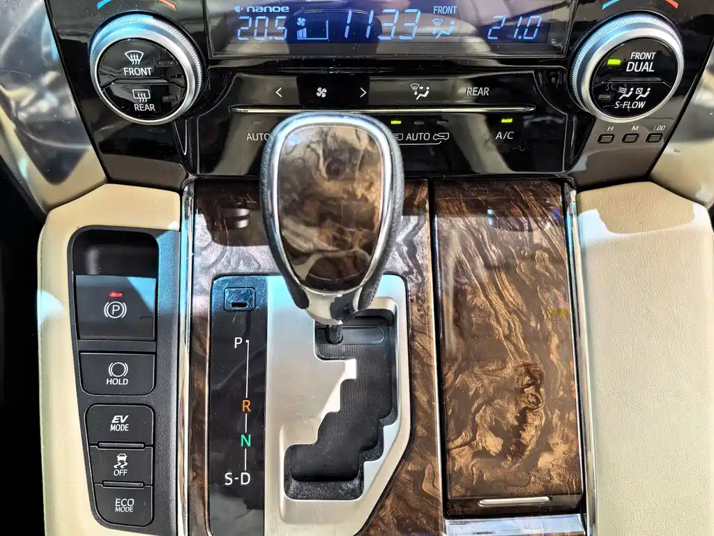 Toyota Alphard — фото 6