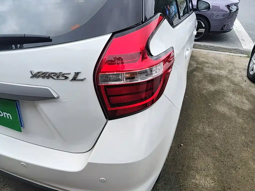 Toyota Yaris L — фото 8