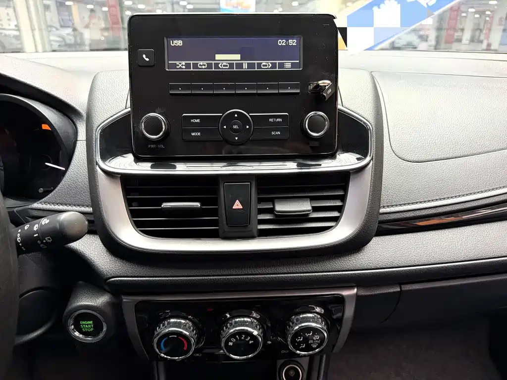 Toyota Yaris L — фото 10