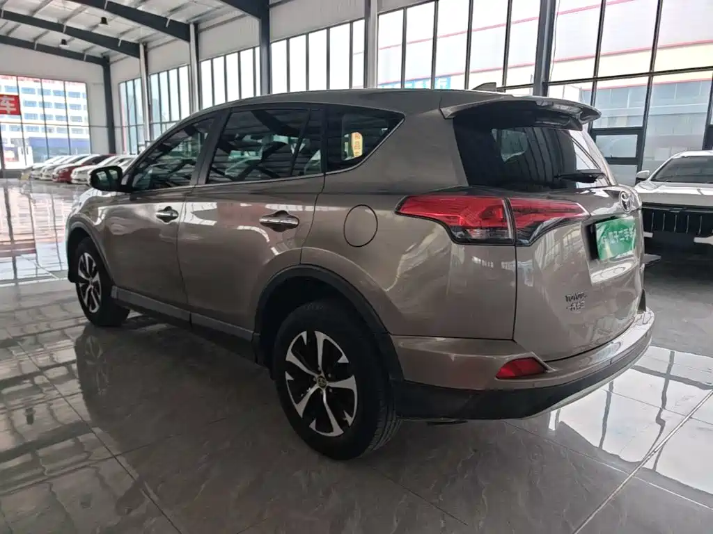 Toyota RAV4 — фото 5