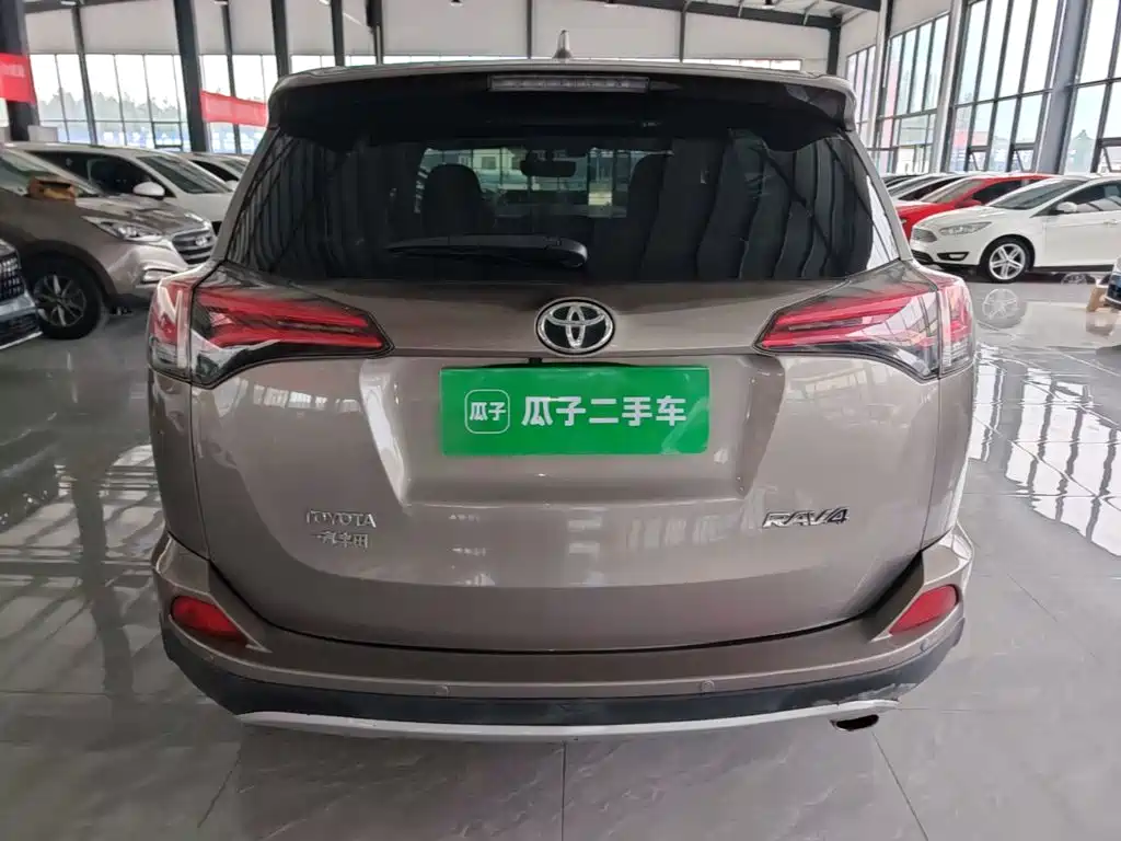Toyota RAV4 — фото 6