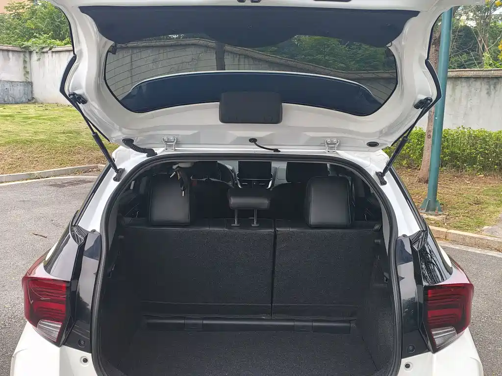 Toyota Yaris L — фото 4