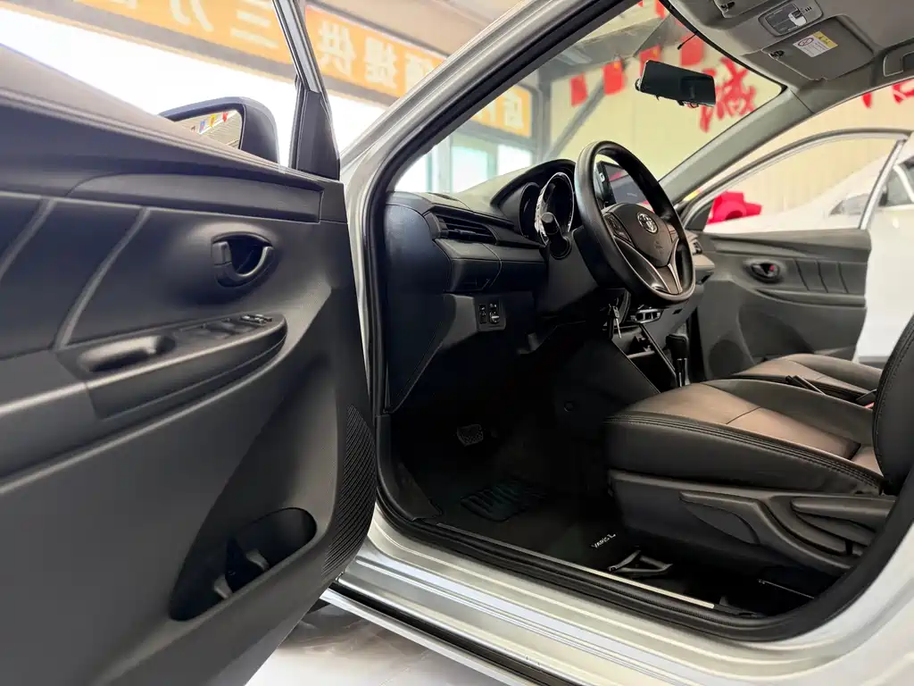 Toyota Yaris L — фото 8