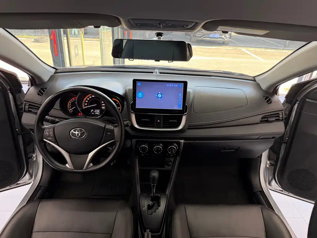 Toyota Yaris L — фото 10