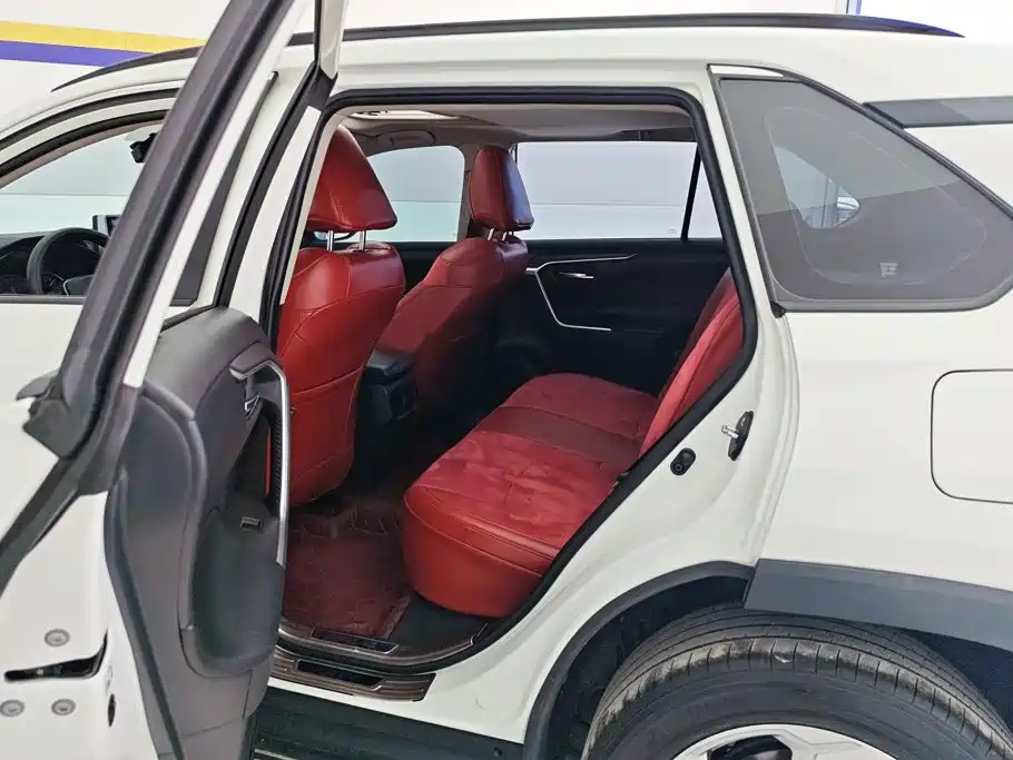 Toyota RAV4 — фото 11
