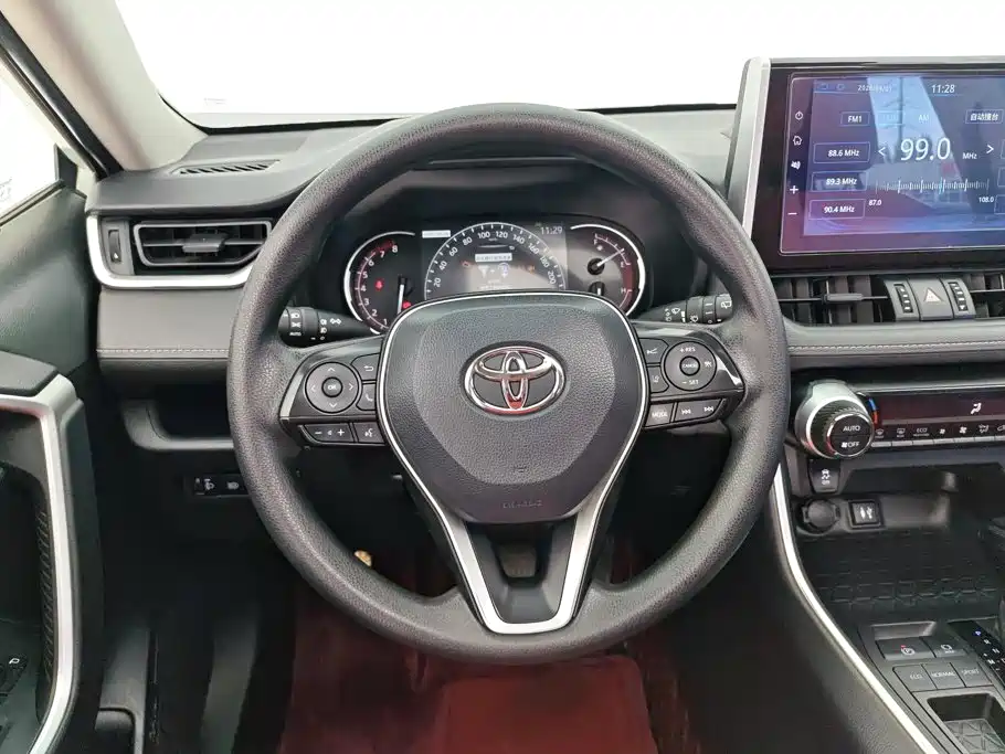 Toyota RAV4 — фото 15