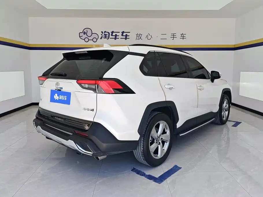 Toyota RAV4 — фото 3