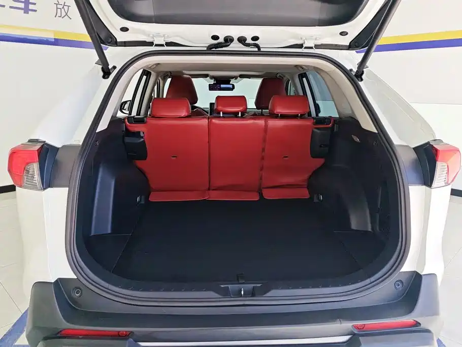 Toyota RAV4 — фото 4
