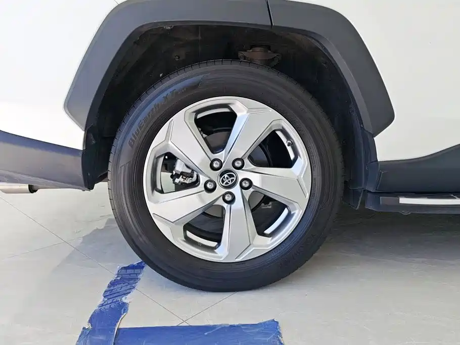 Toyota RAV4 — фото 6