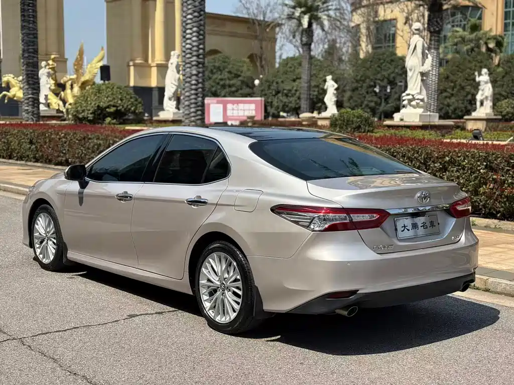 Toyota Camry — фото 3