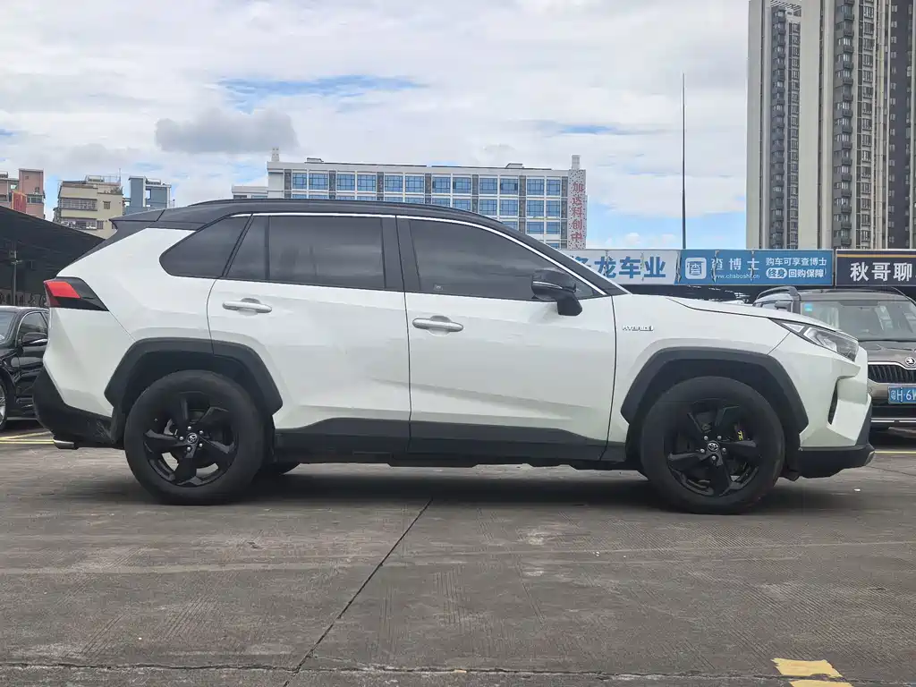 Toyota RAV4 — фото 4