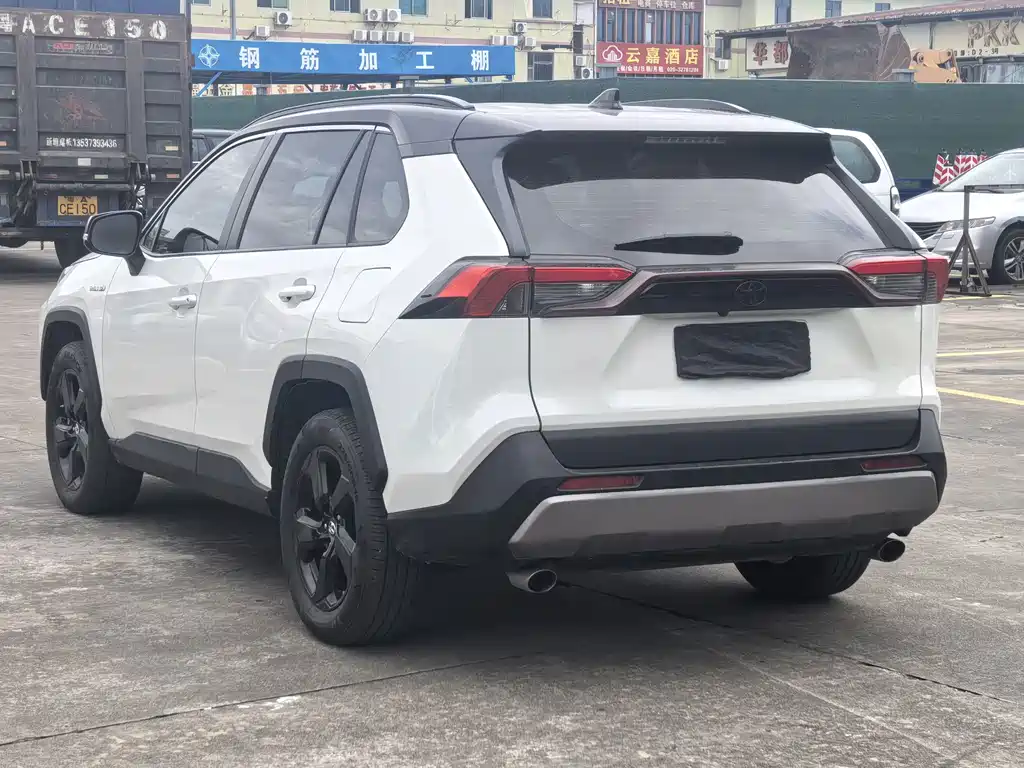 Toyota RAV4 — фото 6