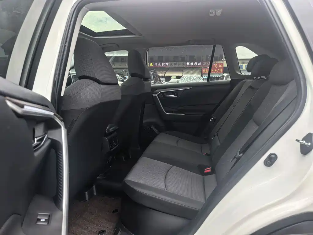 Toyota RAV4 — фото 7