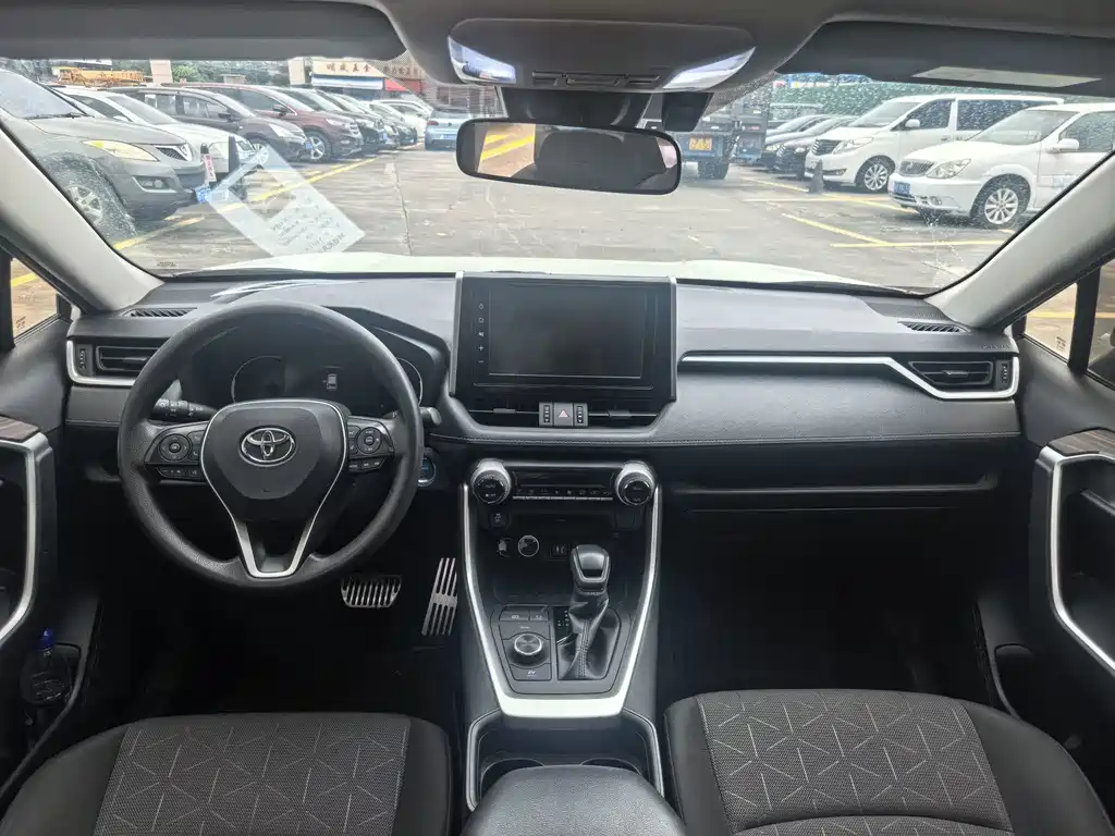 Toyota RAV4 — фото 8