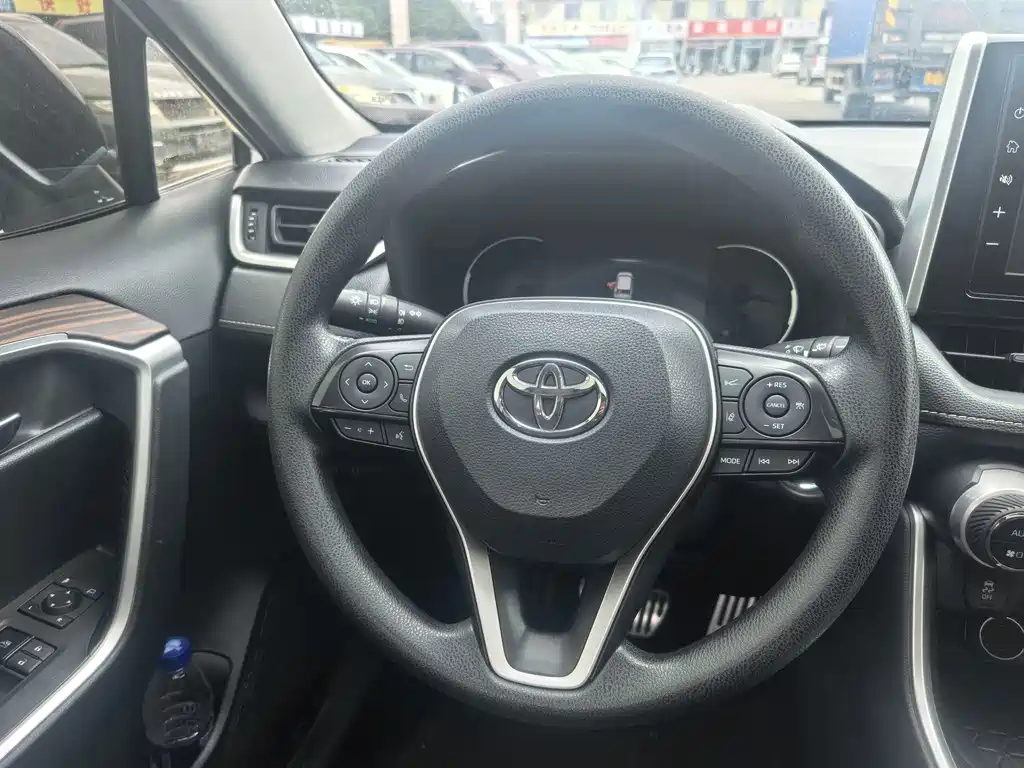 Toyota RAV4 — фото 10