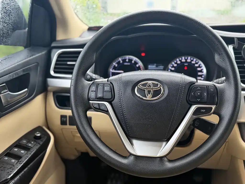 Toyota Highlander — фото 11