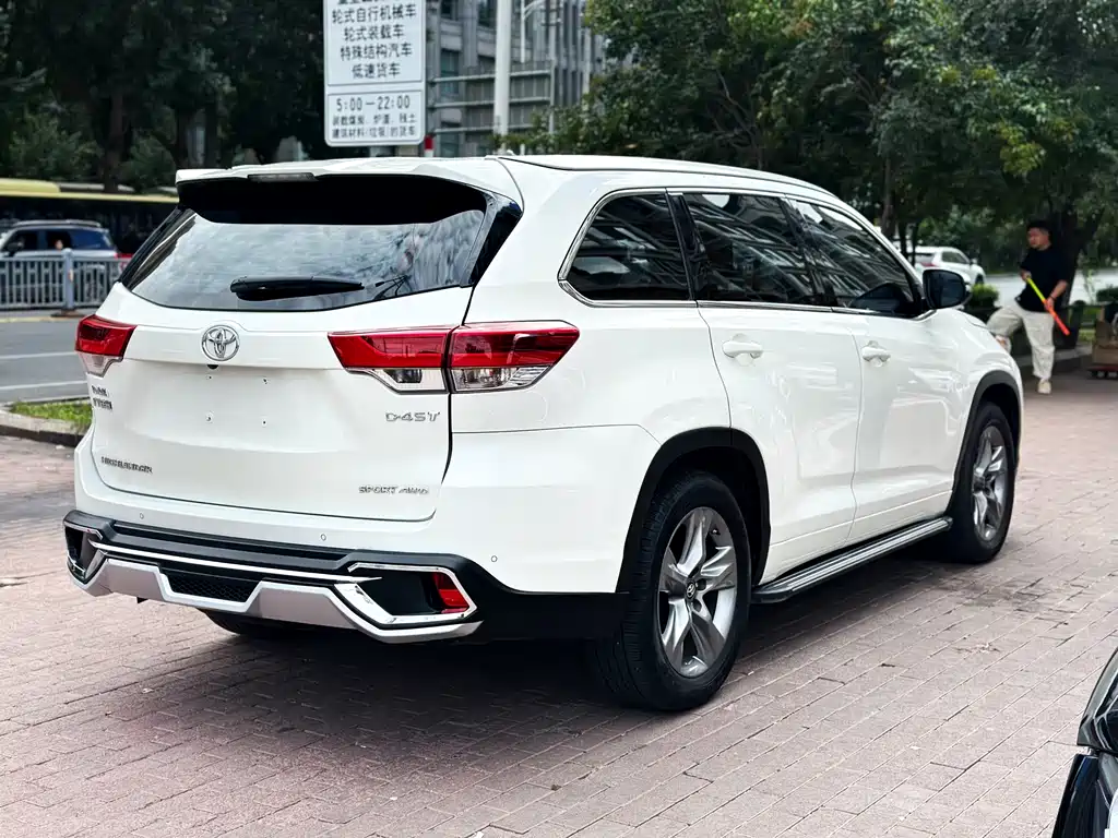 Toyota Highlander — фото 6