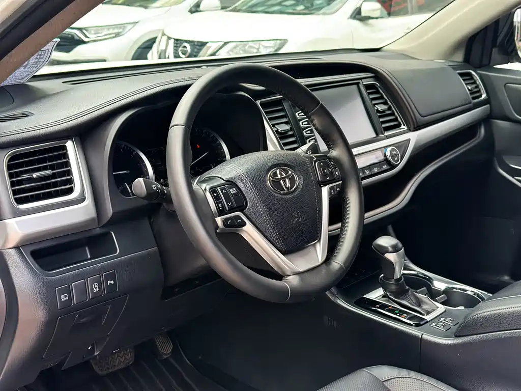 Toyota Highlander — фото 8
