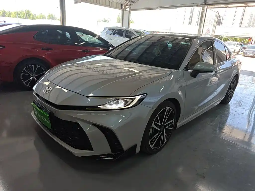 Toyota Camry — фото 2