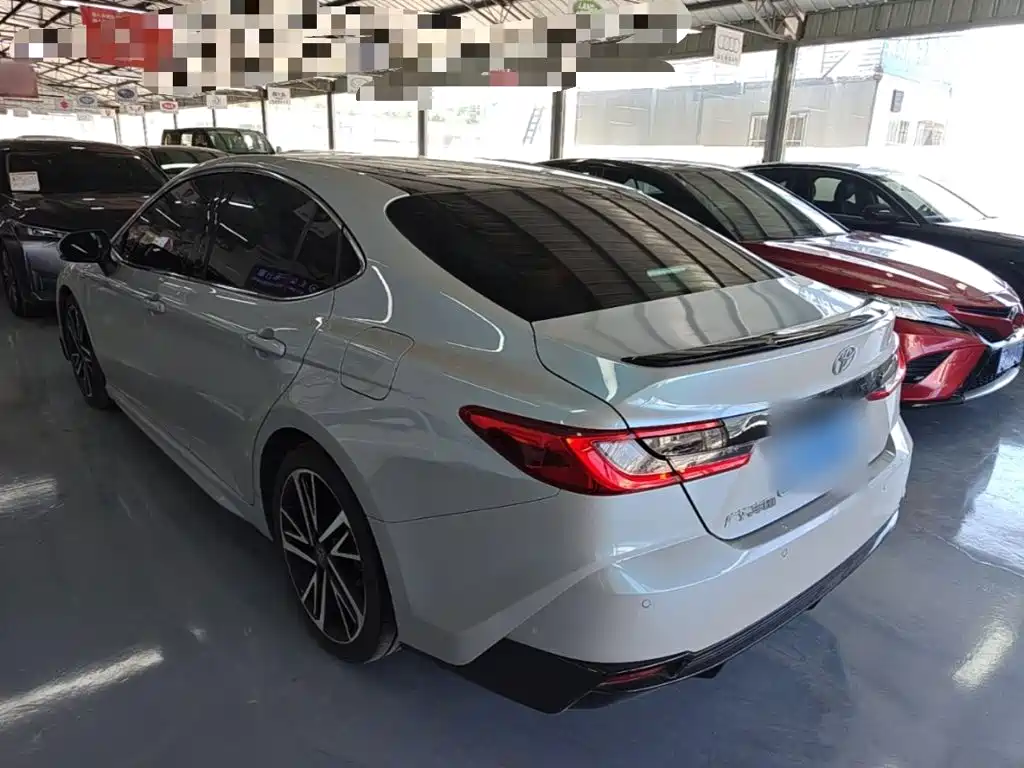 Toyota Camry — фото 5