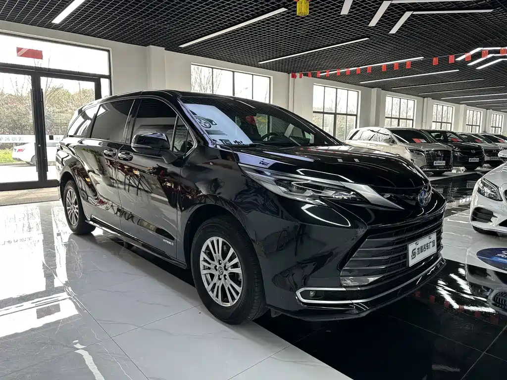 Toyota Sienna — фото 3