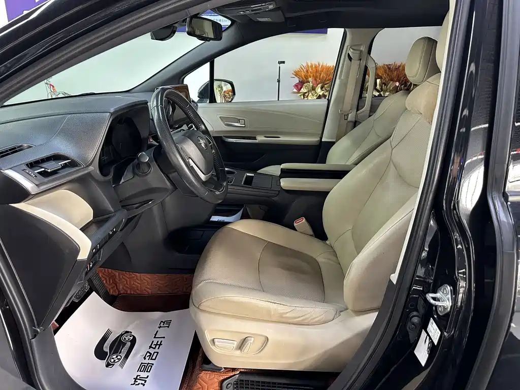 Toyota Sienna — фото 4