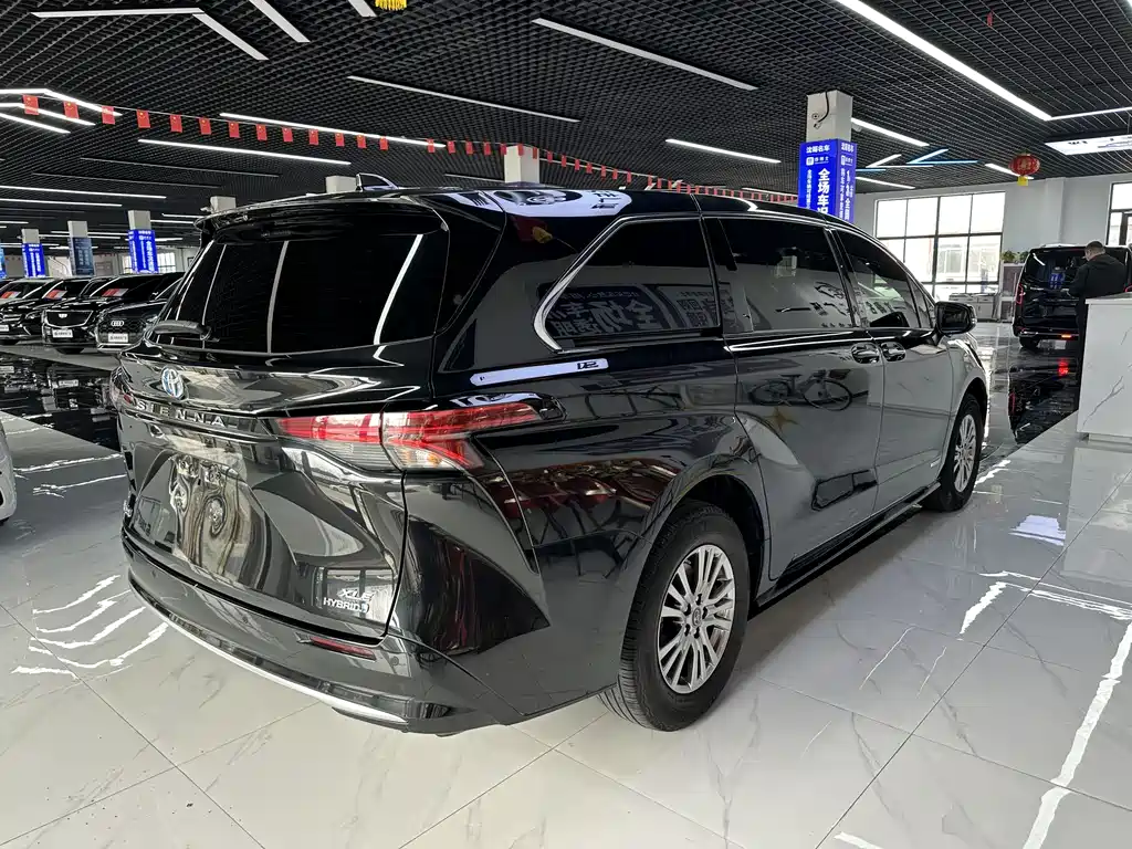 Toyota Sienna — фото 9