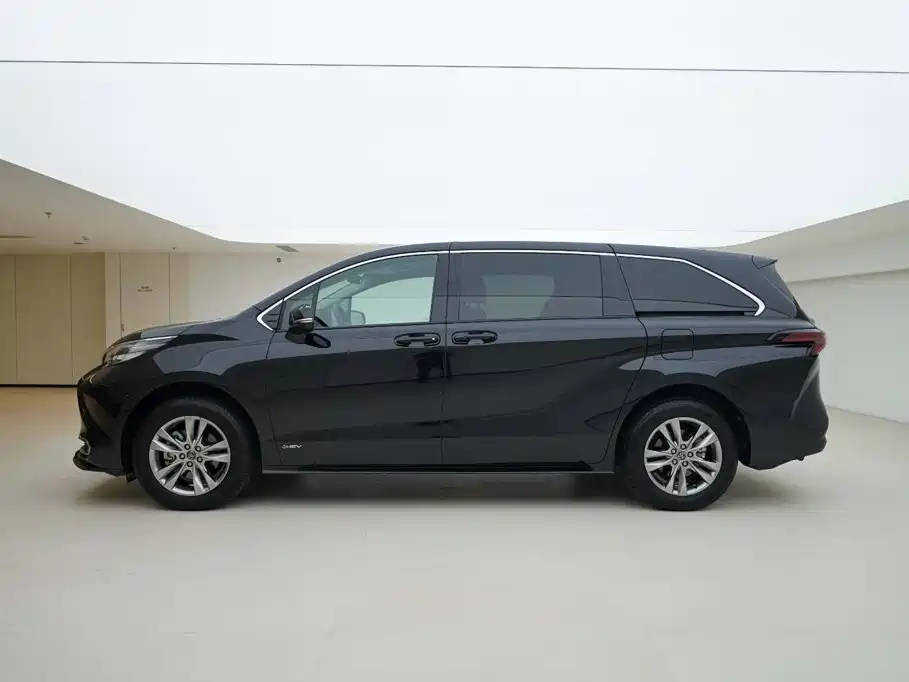 Toyota Sienna — фото 2