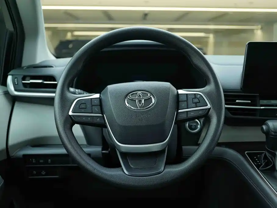 Toyota Sienna — фото 17