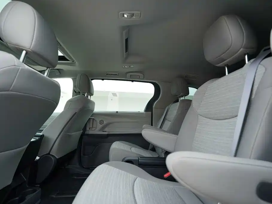 Toyota Sienna — фото 20