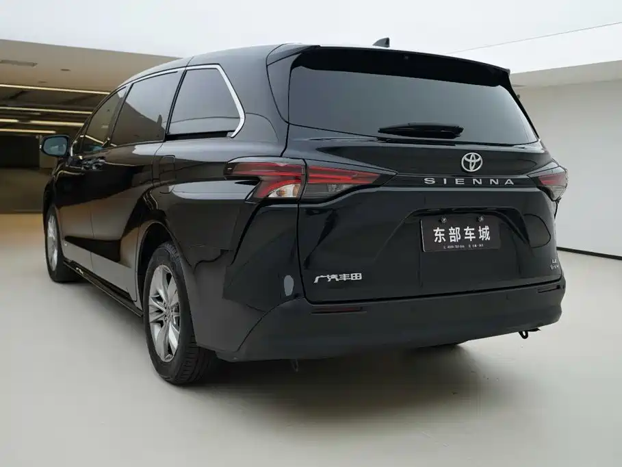 Toyota Sienna — фото 4