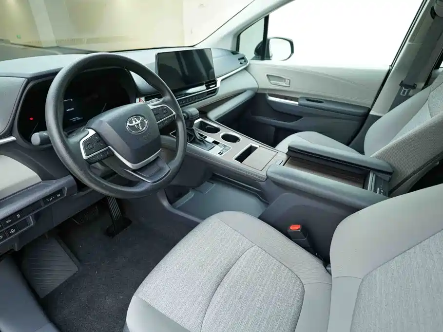 Toyota Sienna — фото 9