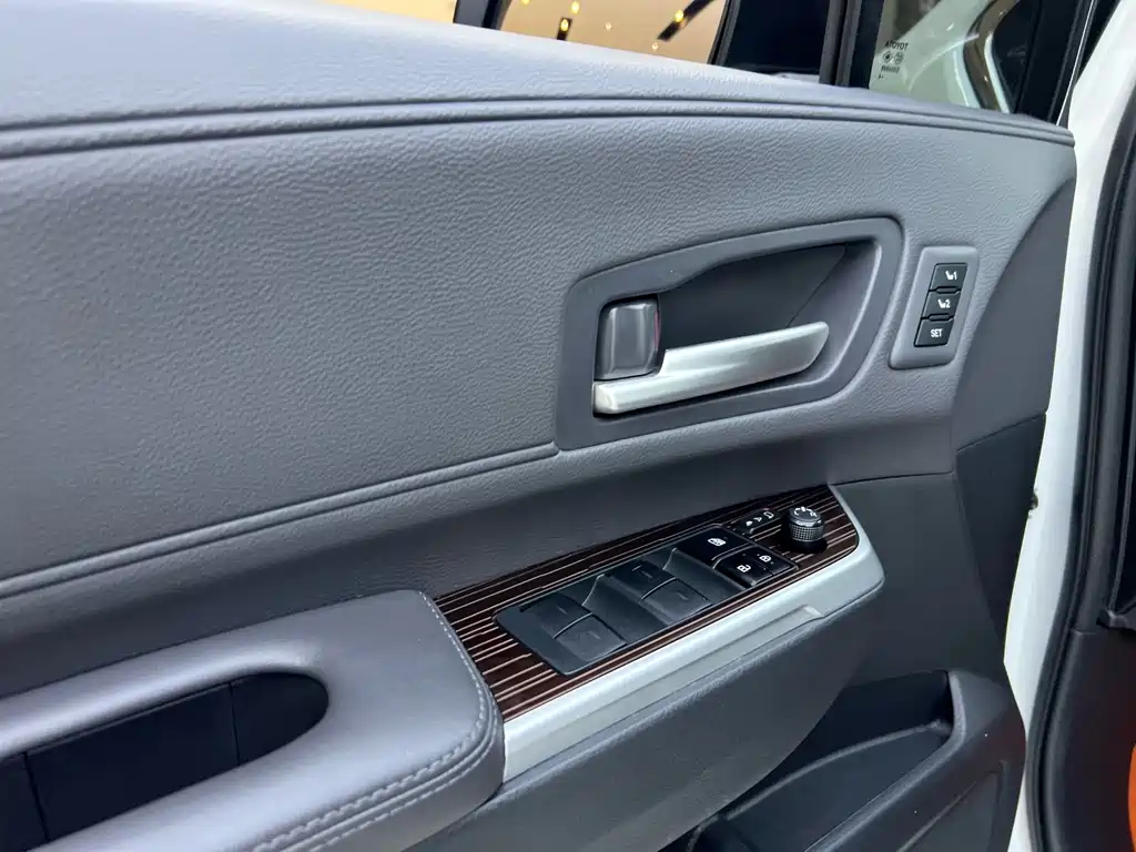 Toyota Granvia — фото 9