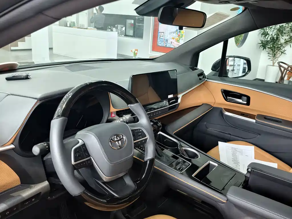 Toyota Granvia — фото 6
