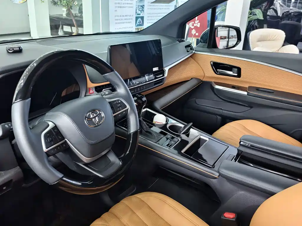 Toyota Granvia — фото 4