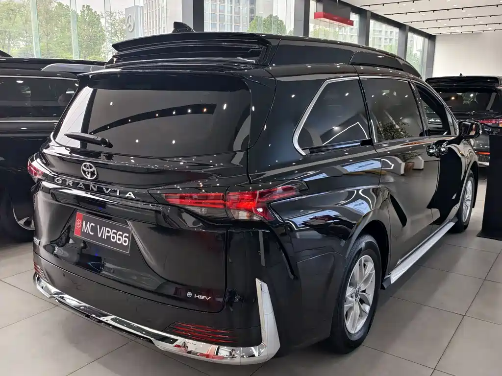 Toyota Granvia — фото 10