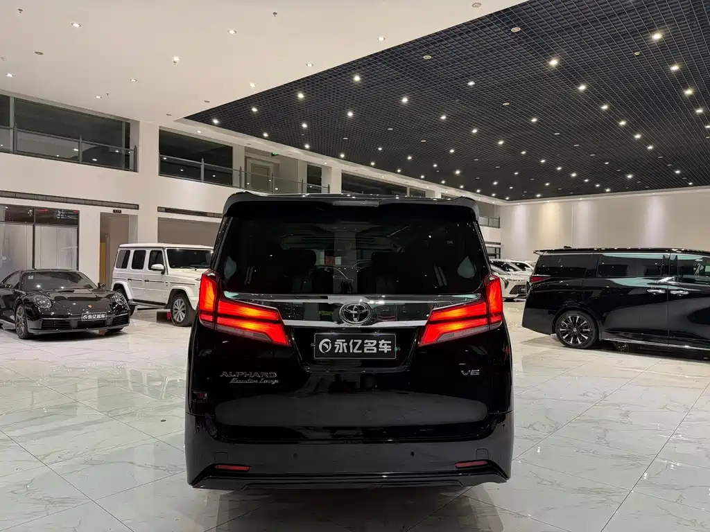 Toyota Alphard — фото 11