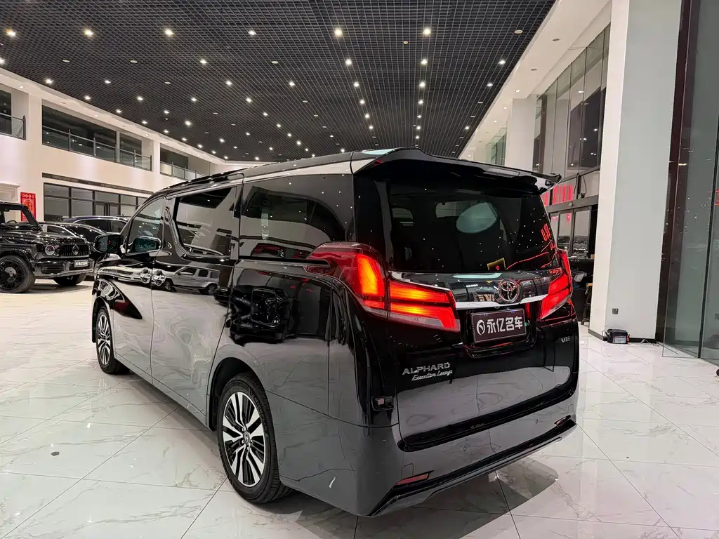 Toyota Alphard — фото 12