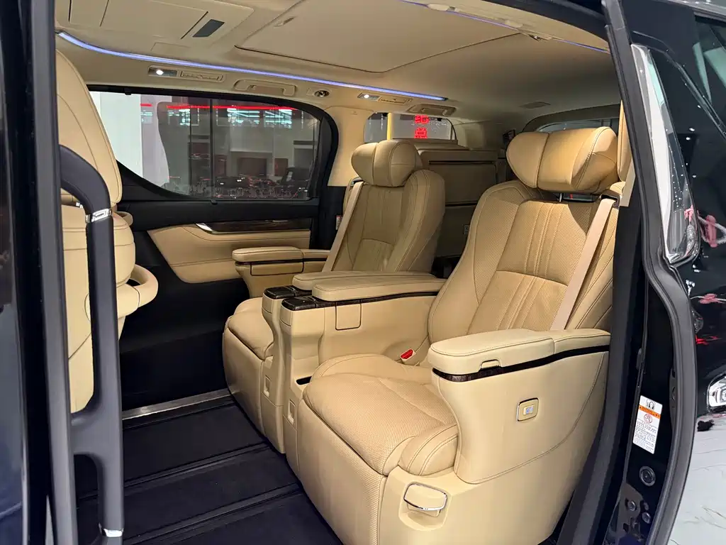 Toyota Alphard — фото 7