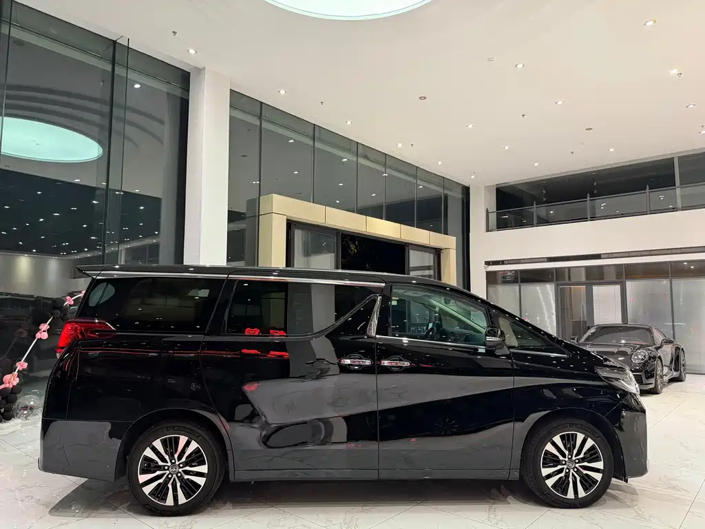 Toyota Alphard — фото 9
