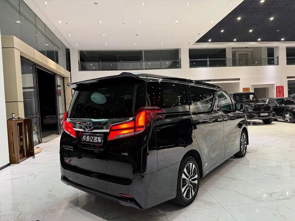 Toyota Alphard — фото 10