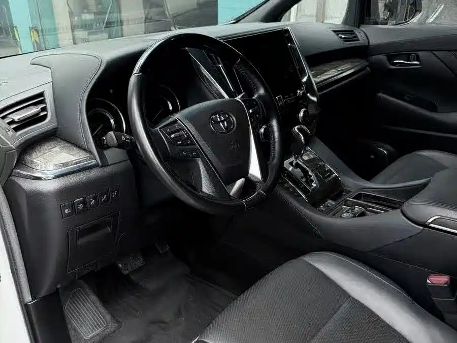 Toyota Vellfire — фото 2