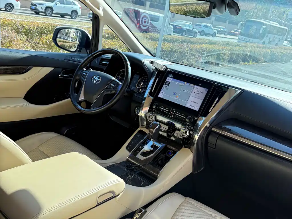 Toyota Vellfire — фото 10