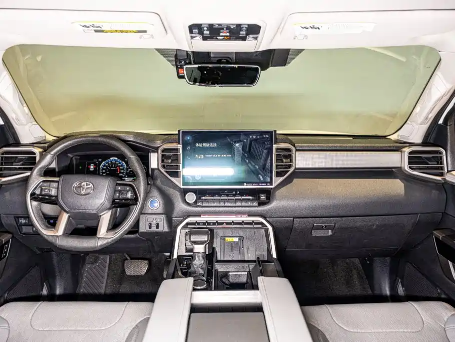 Toyota Sequoia — фото 11
