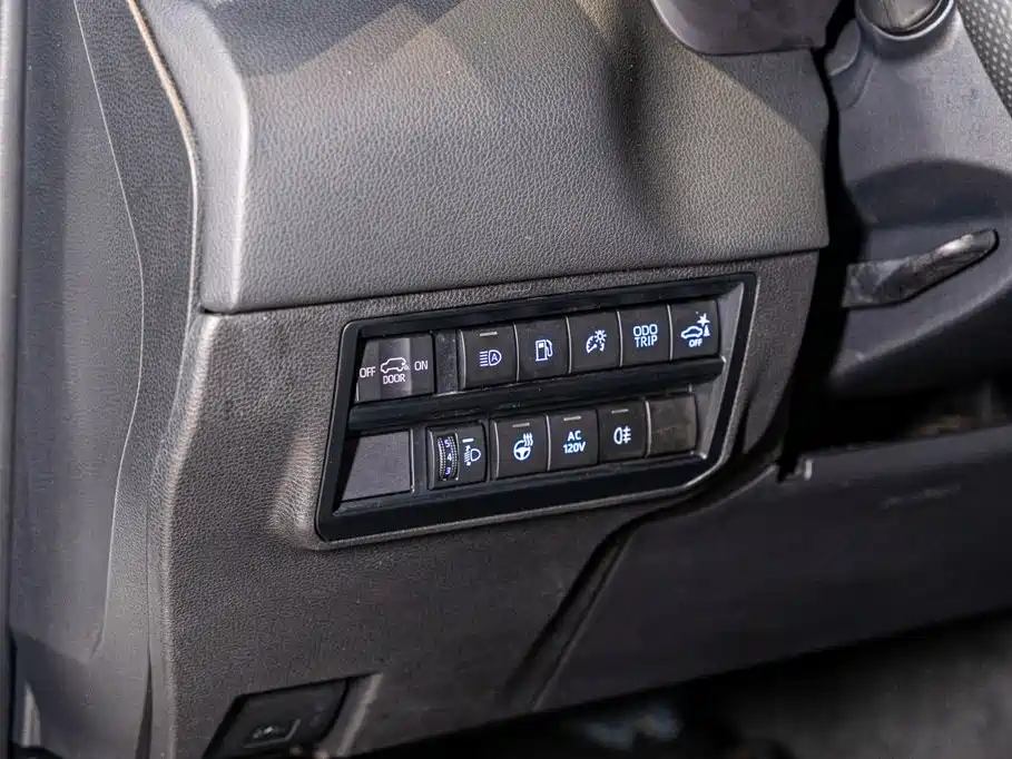 Toyota Sequoia — фото 15